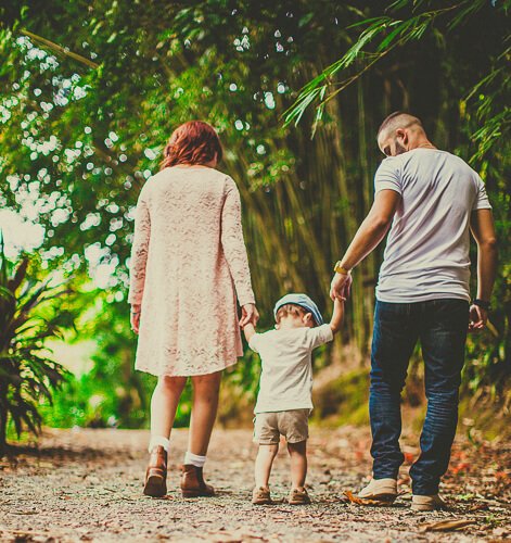 sainaloe.com-famille-qui-se-balade-en-nature