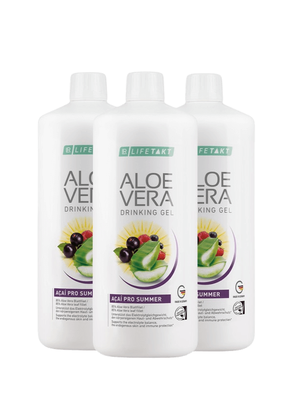 Image de trois bouteilles d'Aloe Vera Drinking Gel Açaï Pro Summer disposées en triangle, mises en évidence pour leur hydratation et soutien immunitaire, avec des extraits de fruits et de miel naturels.