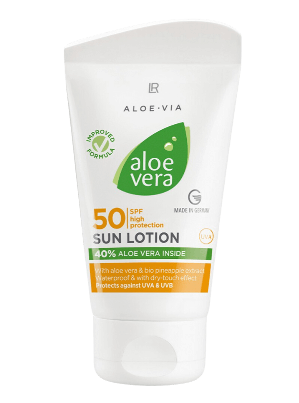 Tube de "Lotion solaire Aloe Vera IP 50", avec 40 % d'aloe vera et extrait d'ananas bio, conçu pour une haute protection contre les rayons UVA et UVB, tout en nourrissant et hydratant intensément la peau sensible.