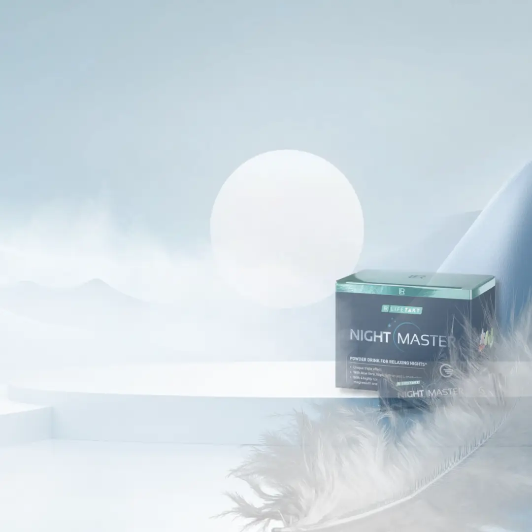 Boîte de Night Master posée sur un fond apaisant avec un dégradé bleu et blanc, entourée de plumes délicates et d’une ambiance sereine.
